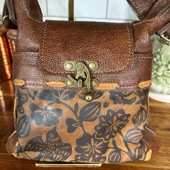 Madrid crossbody in peony print  with Vintage Clasp by urban gypsy main image 5